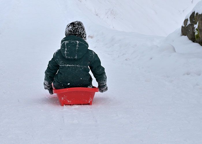 Quand j’étais plus jeune, j’étais chez mon ami en train de faire de la luge. Il a dû partir avec sa famille mais j’ai continué à faire de la luge. J’ai perdu le contrôle et j’ai écrasé un petit pin qu’ils avaient planté plus tôt dans l’année. Un arbre qu’ils avaient planté en souvenir de la grand-mère de mon ami qui était décédée cette année-là.