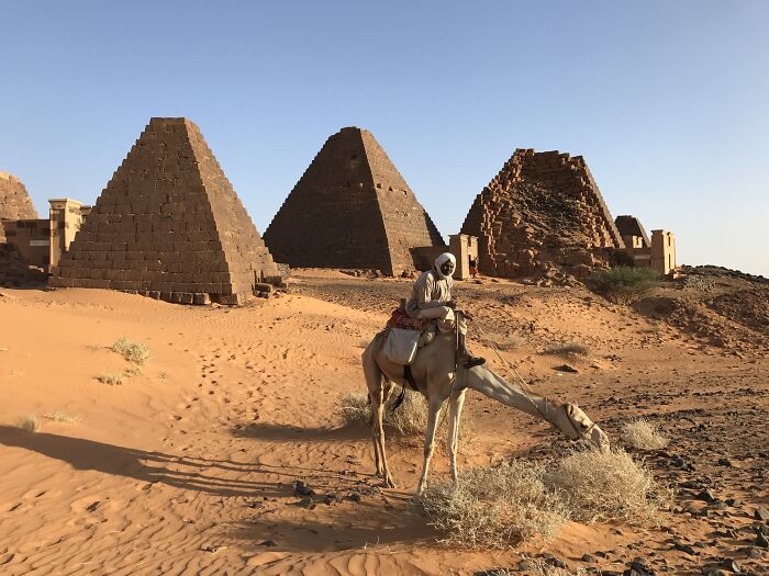 les pyramides de gizeh en égypte peuvent être considérées comme l’une des merveilles du monde, mais le soudan en compte près de deux fois plus. le soudan compte 200-255 pyramides connues, construites pour les royaumes koushites de nubie, contre 138 pyramides relativement dérisoires en égypte.