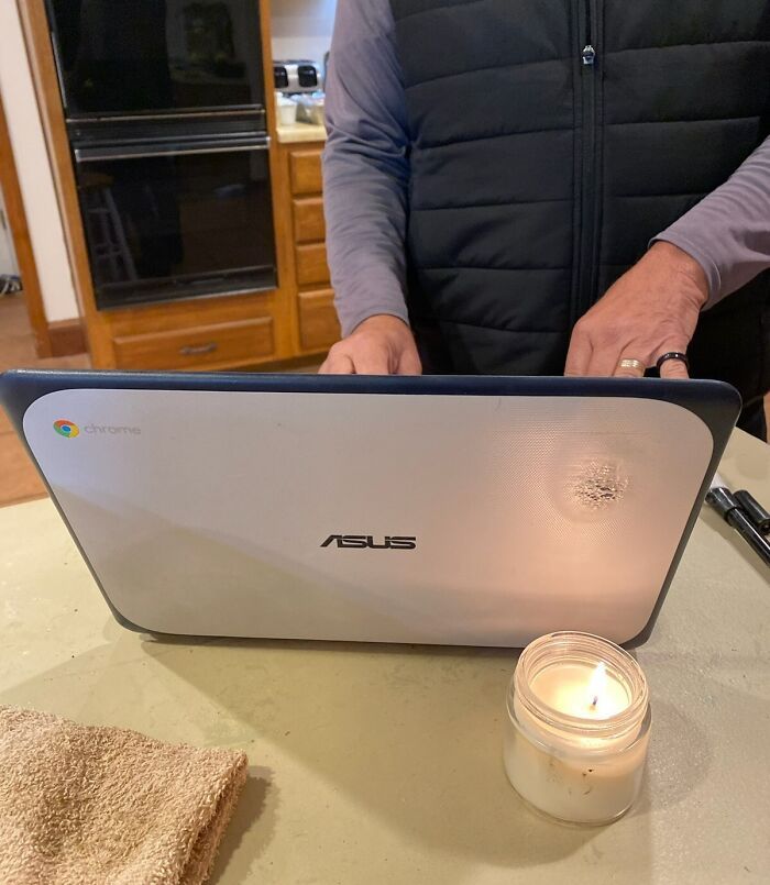 mon père dit “google fait ce truc stupide où il estompe la partie supérieure gauche des résultats. facebook le fait aussi en fait.” il a fait fondre le coin supérieur gauche de son écran.