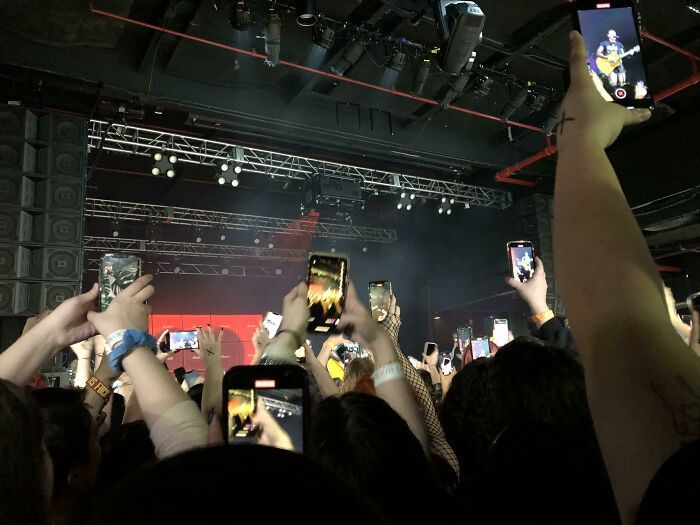 Je suis allée à un concert hier soir. C’était ma vue pendant 3 heures et demie.