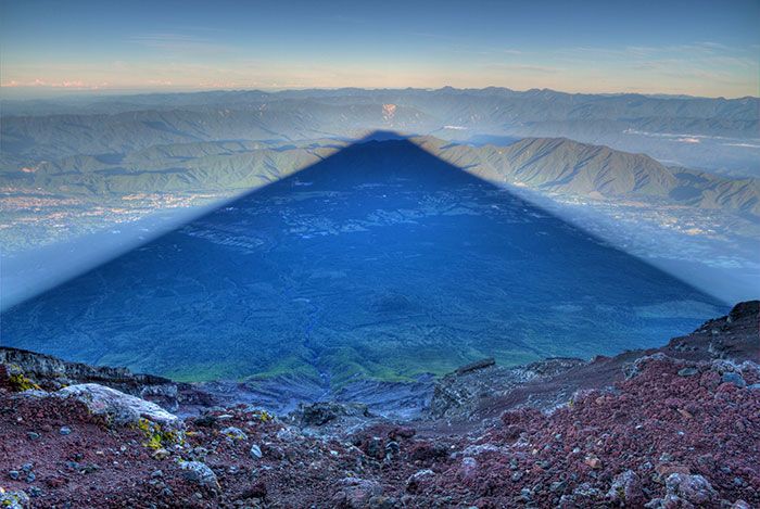 l’ombre de 15 miles de long du mont fuji au japon