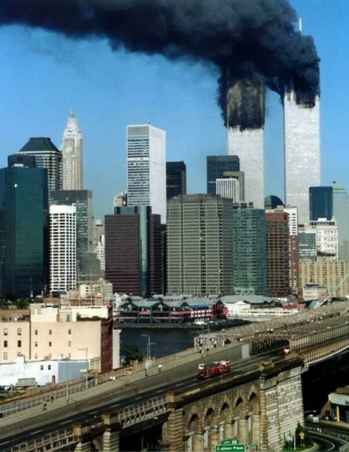 dernière photo de la dernière course de l’échelle 118 alors qu’elle traverse le pont de Brooklyn… aucun des pompiers ne survivra.