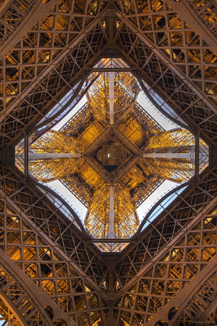 en levant les yeux – la tour eiffel