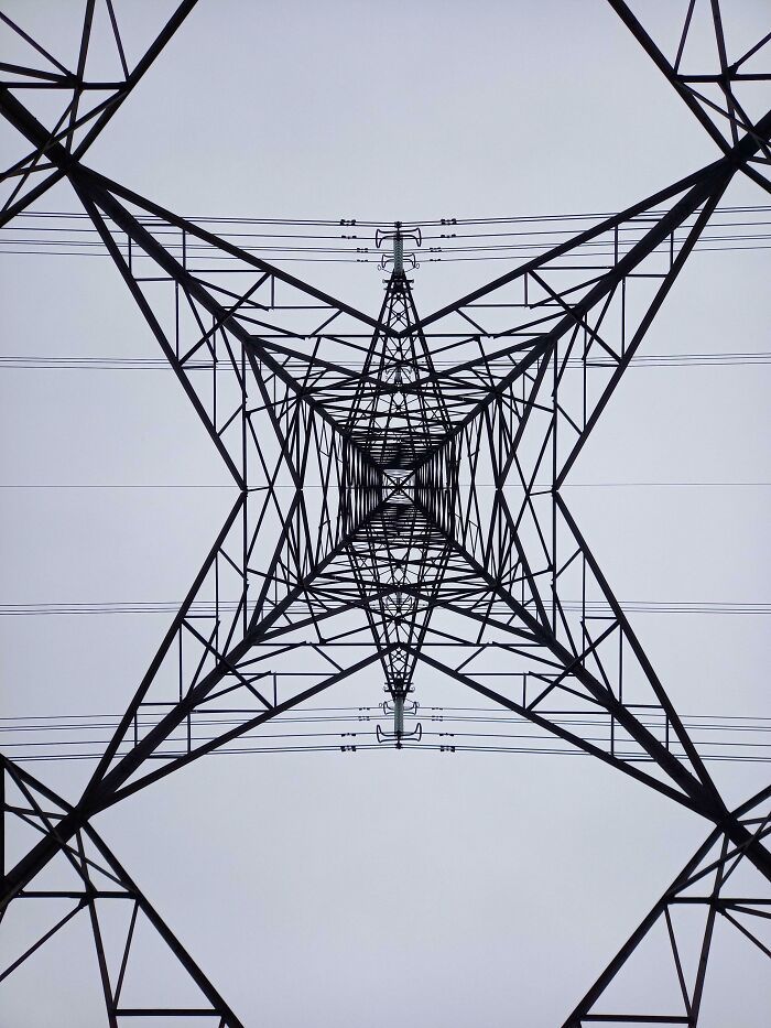 Je n’ai jamais marché directement sous un pylône électrique avant ! Il y a une symétrie brillante.