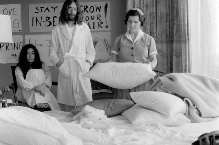 john & yoko attendent que la femme de ménage fasse le lit pour pouvoir continuer à protester contre le système.