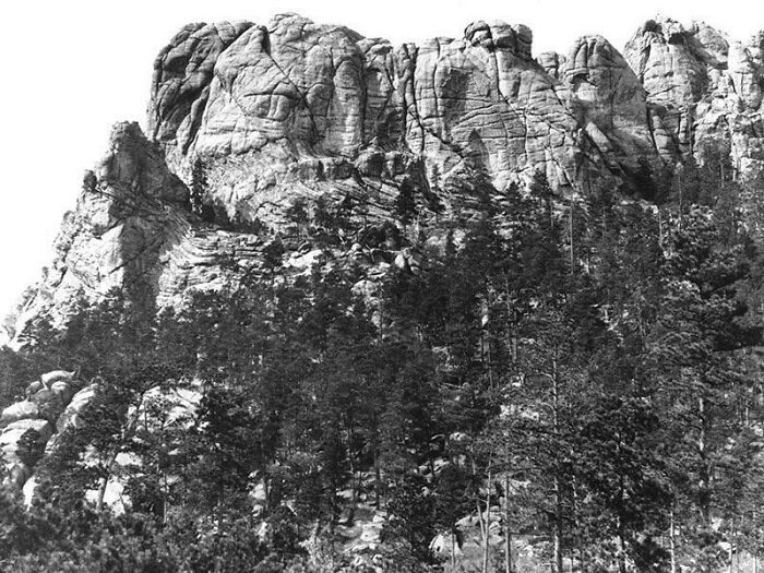 le mont rushmore avant que les présidents n’y soient sculptés. à ce moment-là, il s’appelait les six pères