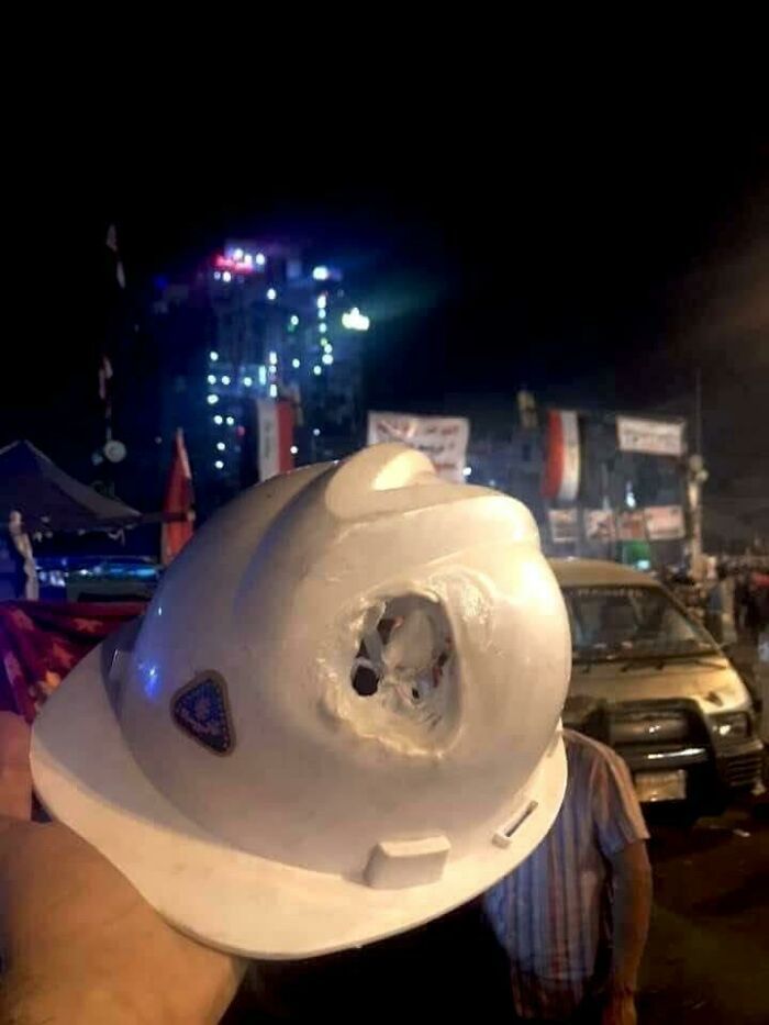 ce casque a été tiré par une grenade lacrymogène pendant la manifestation en irak