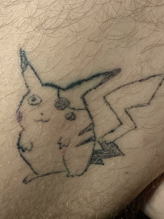 Ce tatouage d’appartement merdique d’un pikachu que j’ai eu, ils ont raté l’œil gauche alors je me suis dit qu’il suffisait de mettre un cache-œil dessus.