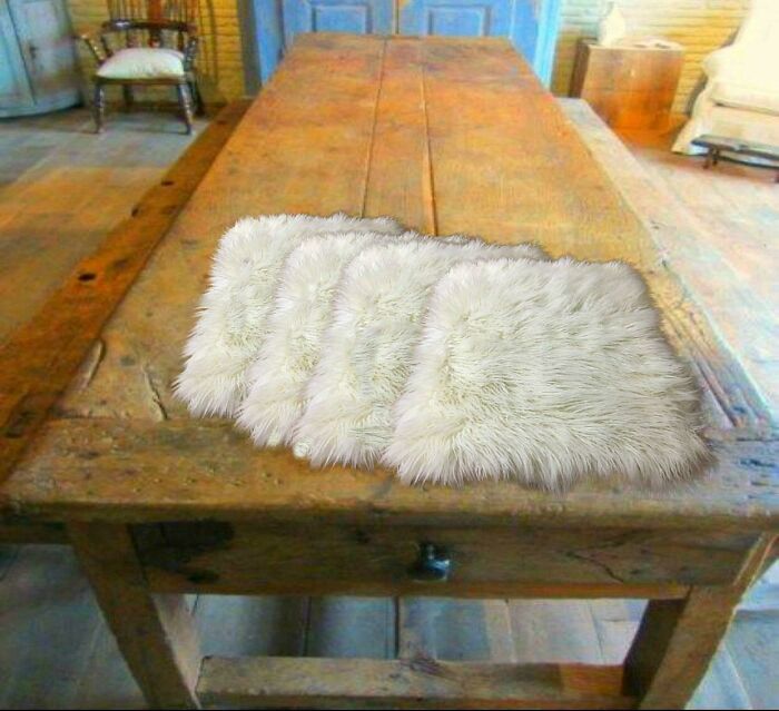 J’ai trouvé ces tapis de table moelleux sur etsy.