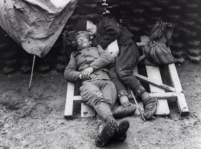 Un soldat serbe dort avec son père qui est venu lui rendre visite sur la ligne de front près de Belgrade, 1914/1915.