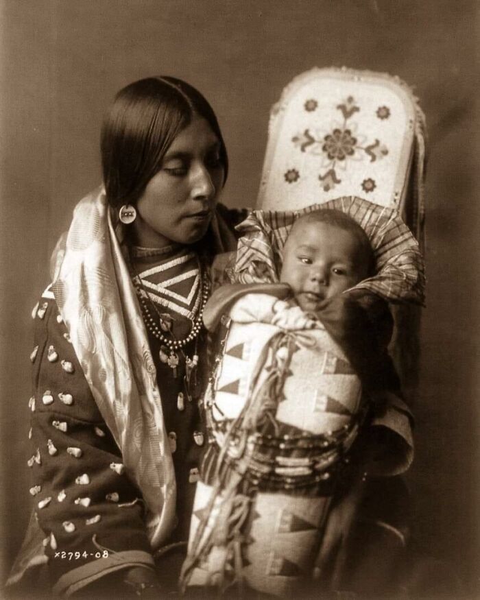 une mère amérindienne et son enfant, années 1900