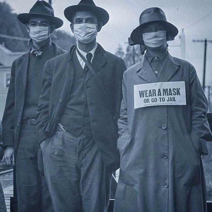 3 personnes posent pour une photo alors qu’elles portent des masques pendant la deuxième vague de la grippe espagnole en Californie ; 1918