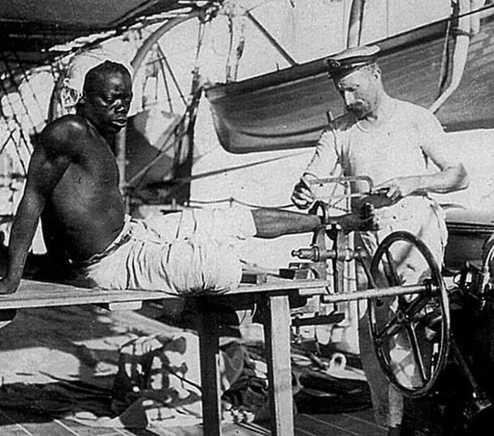 Un marin britannique enlève les chaînes des jambes d’un esclave qui les a portées pendant trois ans.