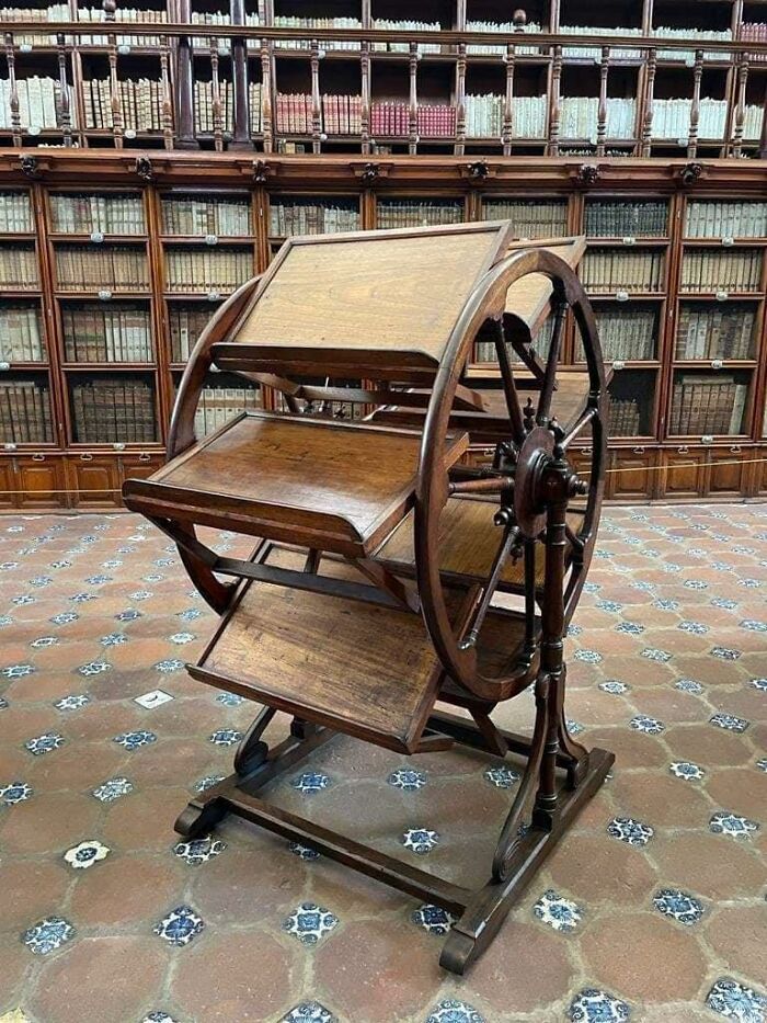 Dispositif du 18e siècle qui permettait aux chercheurs de travailler/lire jusqu’à 8 livres ouverts à la fois.