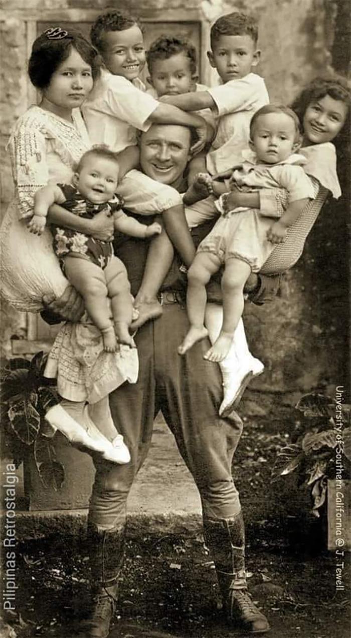 une photo d’une famille filipino américaine prise plus de dix ans après la colonisation des îles par les usa. la photo date de 1912.