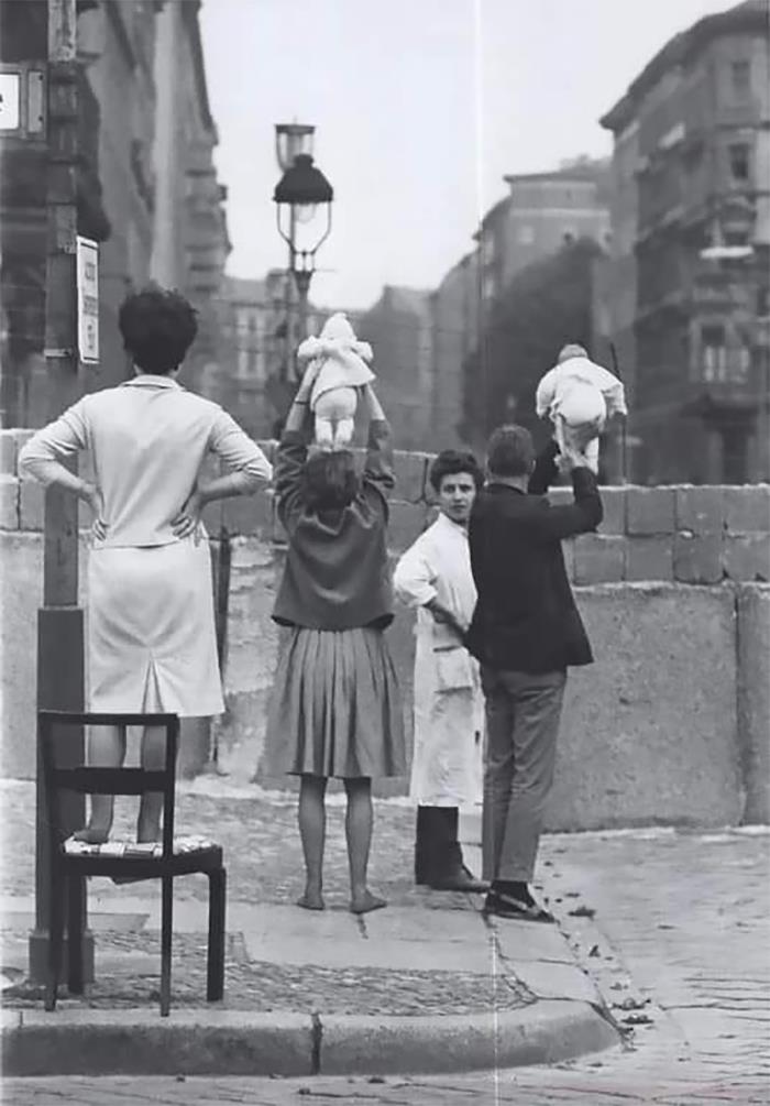 des habitants de berlin ouest montrent leurs enfants à leurs grands-parents vivant à berlin est, 1961