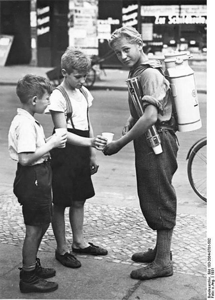 un garçon de berlin vend de la limonade en utilisant un distributeur de limonade portable, 1931.