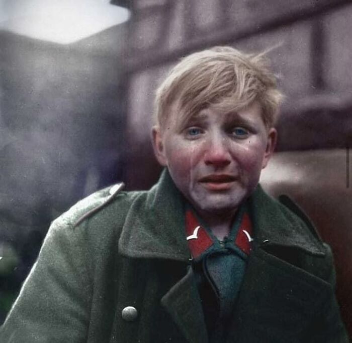 Un soldat antiaérien de 16 ans de l’armée allemande, hans-georg henke, pleure à cause du choc du combat alors que son monde s’écroule. il a été capturé par la 9e armée américaine à hessen, en allemagne, en 1945.