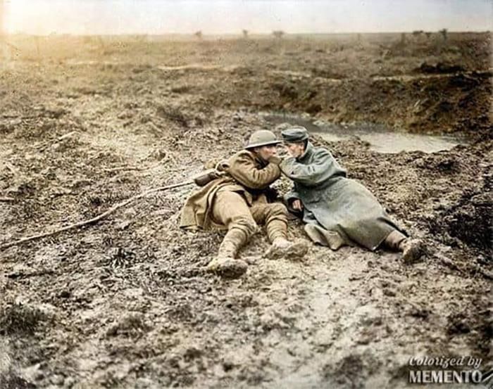 soldats canadiens et allemands partageant une cigarette pendant la deuxième bataille de passchendaele, novembre 1917