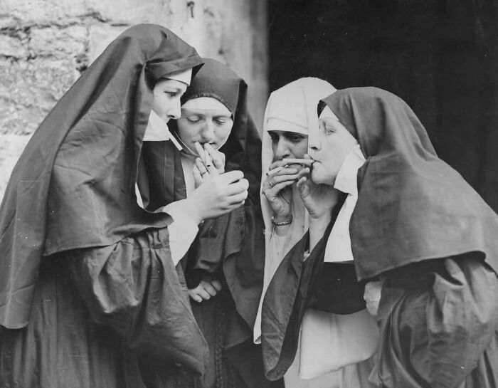 sœurs en pause cigarette, angleterre, années 1960