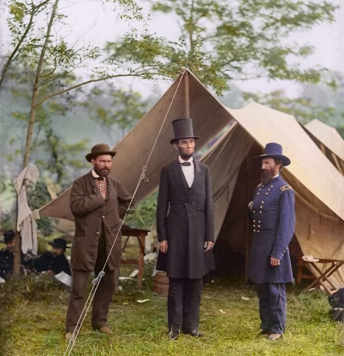 abraham lincoln à gettysburg pendant la guerre civile. à gauche : allan pinkerton, à droite : gen john mcclernand. 1863. (colorisé)
