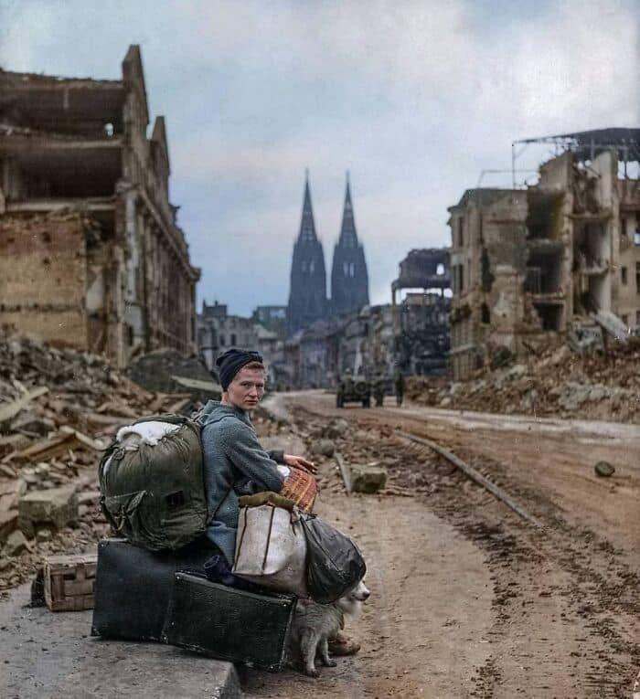une femme allemande avec tout ce qui lui appartient assise seule dans une cologne ruinée par la guerre. 1945