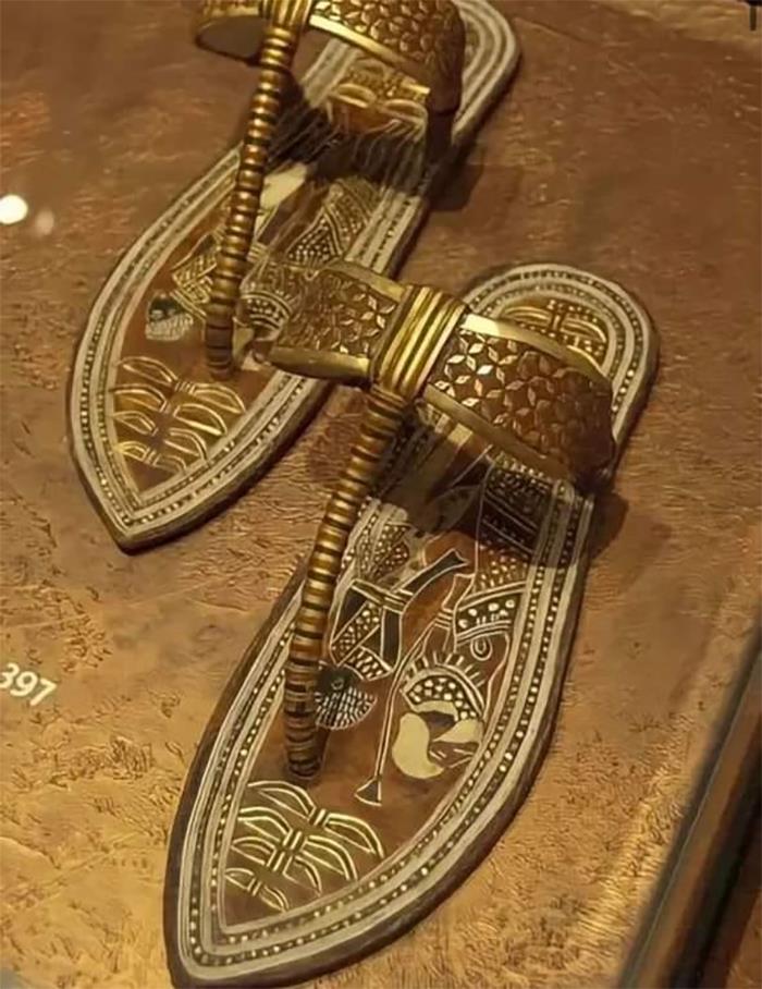 les sandales du roi tutankhamen, vieilles de 3 300 ans