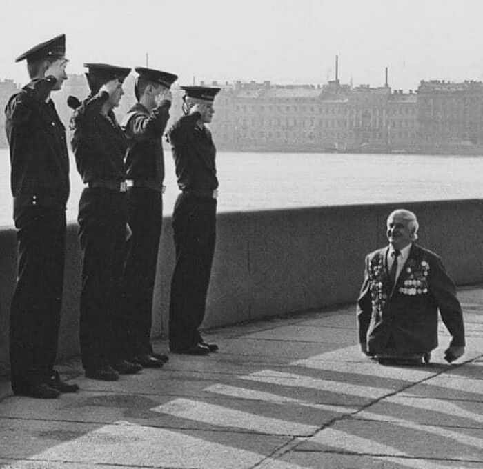 anatoly golombievsky, un vétéran soviétique qui a perdu ses deux jambes pendant la bataille de novorossiysk, pendant la seconde guerre mondiale, salue 4 cadets de l’école navale de nakhimov le jour du v à leningrad, 1989
