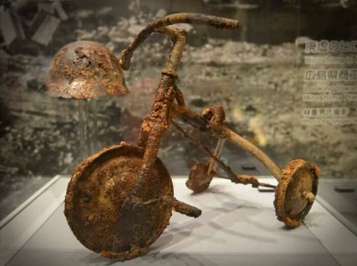 tricycle d’un garçon de 3 ans nommé Shin, qui est mort à 1 500 mètres de l’hypocentre du bombardement atomique d’Hiroshima, 1945.