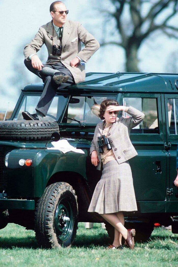 la reine d’angleterre et son mari aux courses de chevaux en 1968