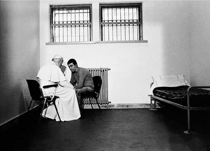 le pape john paul ii parle avec mehmet agca, l’homme qui a essayé de l’assassiner, dans une prison italienne, 1983