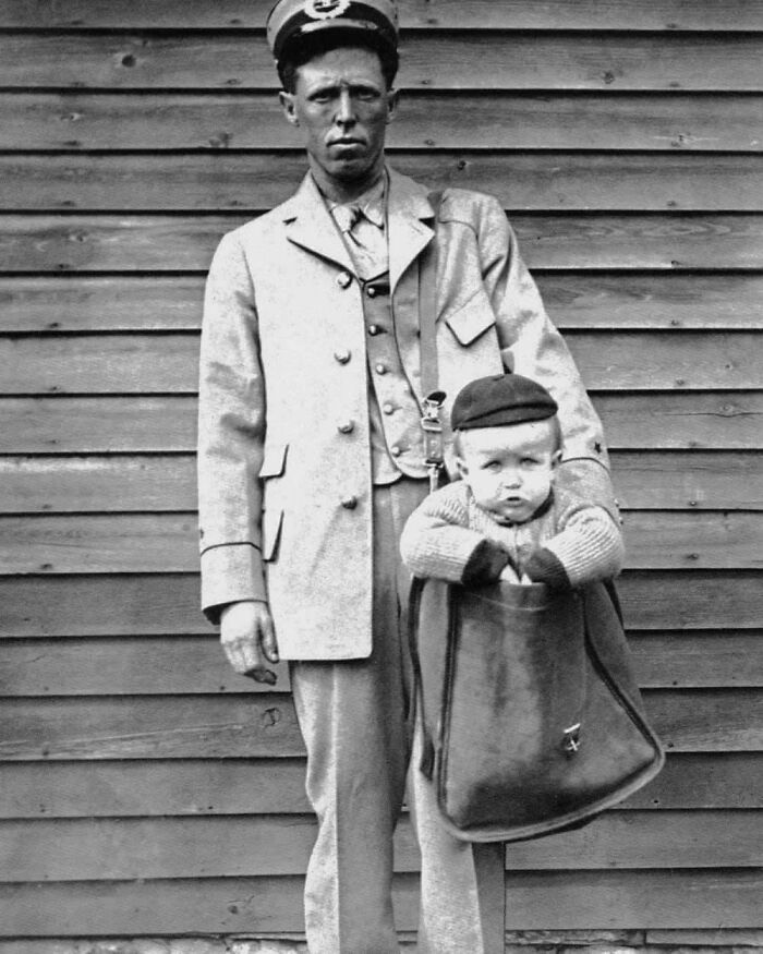 1910, envoyer un enfant par colis postal aux États-Unis, le colis postal de la poste a été introduit en 1913.