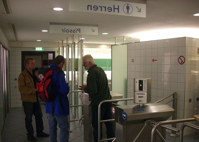 tu dois payer pour utiliser les toilettes publiques