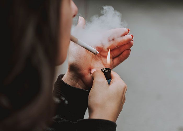 des personnes autrement en bonne santé qui fument des cigarettes