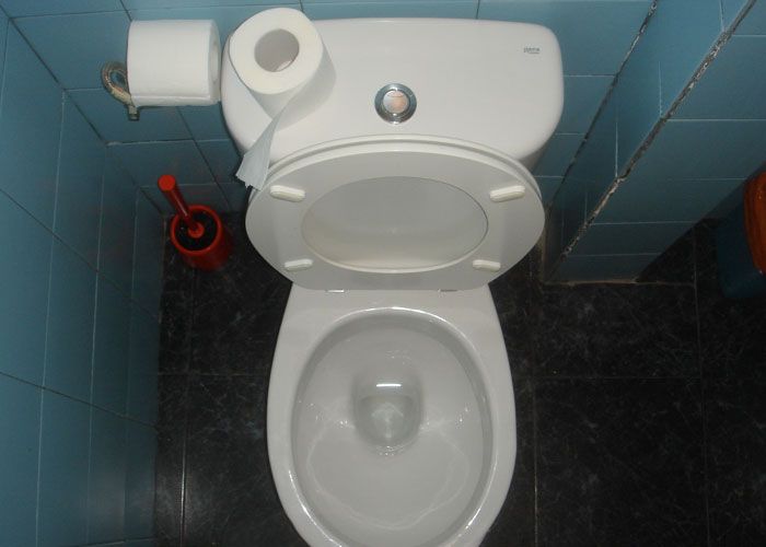 Les toilettes. Aux États-Unis, toutes les toilettes que j’ai rencontrées ont un levier de chasse d’eau à gauche du réservoir ou (dans les toilettes publiques) un capteur ou un bouton sur le dessus. En Europe, toutes les toilettes ont un mécanisme de chasse d’eau différent. Toutes. les. toilettes. C’est comme un défi dans une salle d’évasion. Des pédales, des manivelles, des boutons à tirer, des choses attachées au lavabo. Une fois, j’ai été coincée dans une salle de bains pendant 20 minutes pour essayer de comprendre comment tirer la chasse d’eau.