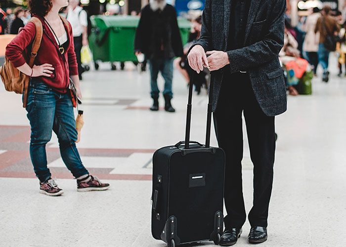 droits du travail et services publics.ne te méprends pas, je suis tout à fait pour. j’aimerais que nous ayons tout cela ici. mais c’est profondément inconnu. j’ai des collègues européens qui *attendent* des vacances. nous avons un directeur britannique qui *attend des employés* qu’ils prennent des vacances.c’est fou.