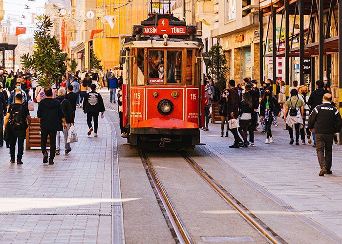 Tous ces satanés trains, transports en commun et villes piétonnes. J’aime être coincé dans ma voiture à essence et manquer de mourir chaque fois que j’emprunte un trottoir.