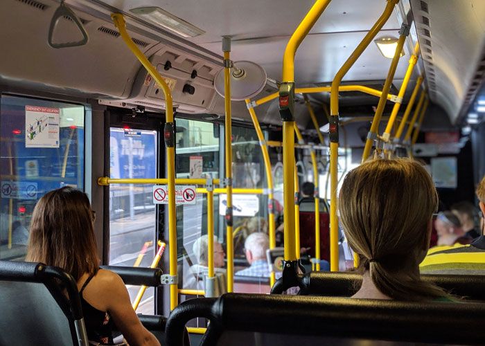 Beaucoup de gens utilisent les transports publics, comme les enfants, les adolescents, les personnes âgées, etc. utilisent le bus et le train si souvent, en Amérique, tout le monde a une voiture ou se fait conduire par une voiture.