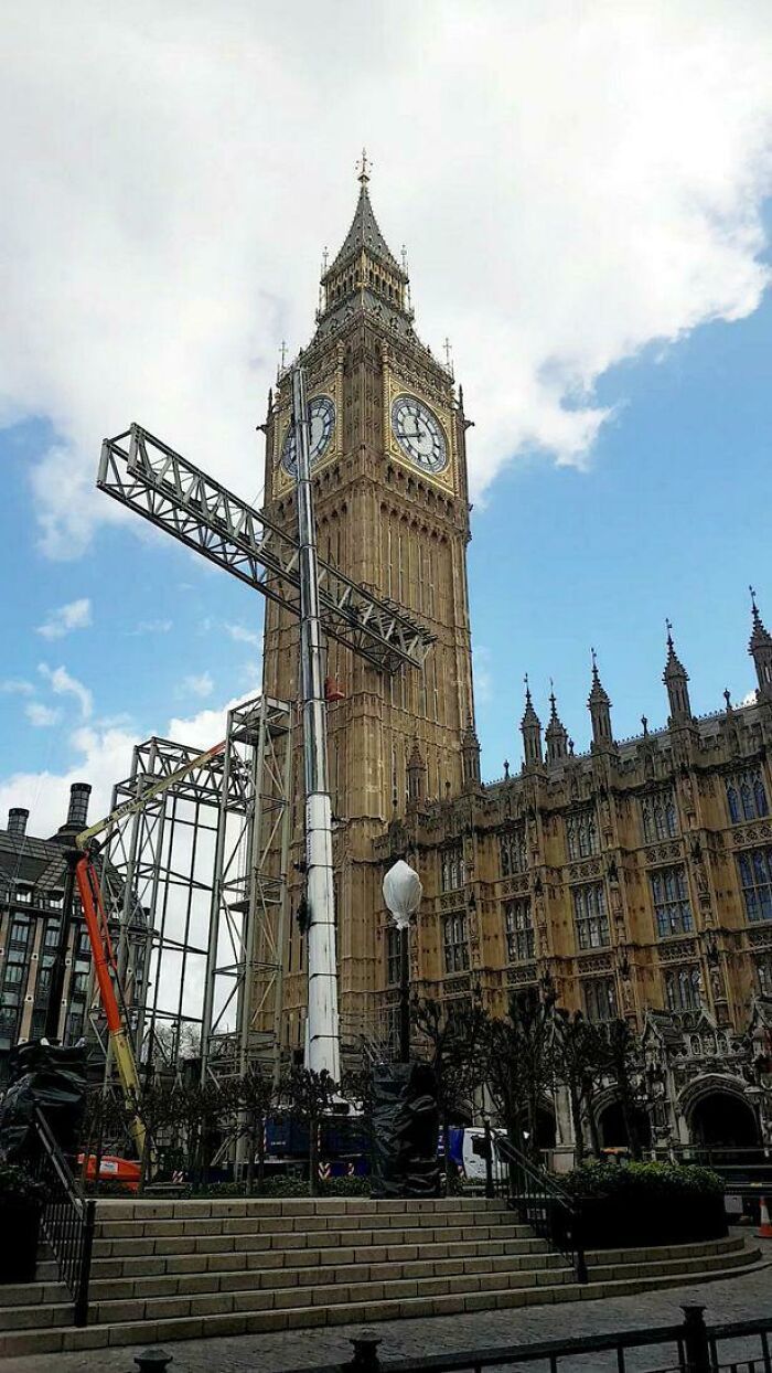 Un échafaudage se fracasse sur la tour Elizabeth quelques jours après que la transformation de 80 millions de livres sterling ait été révélée.