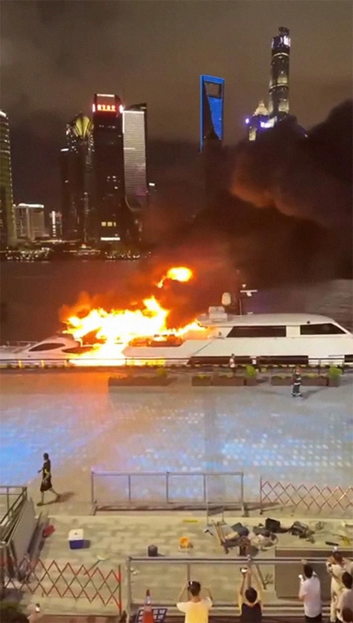 Un petit yacht a pris feu et s’est propagé au grand yacht à Shanghai la nuit dernière.