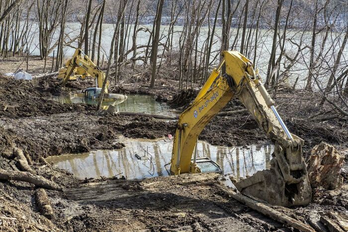 « Dois-je déplacer les excavatrices hors de la fosse, patron ? » Patron : « Non, elles iront bien » Pittsburgh, Pennsylvanie.