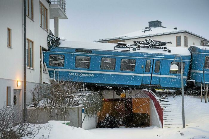 l’accident de train de 2013 à saltsjöbaden (suède). une femme de ménage démarre accidentellement un train garé négligemment, il finit par dérailler et s’écrase contre une maison.