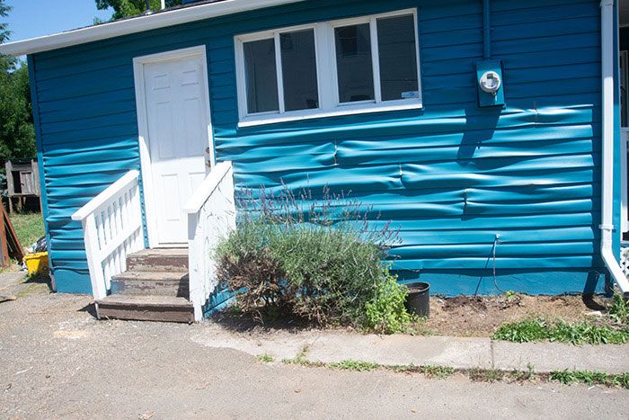 Voici à quel point il fait chaud à Portland en ce moment. C’est la maison de mon voisin et le revêtement en vinyle de sa maison est en train de cloquer sous le soleil par une chaleur de 108 degrés.