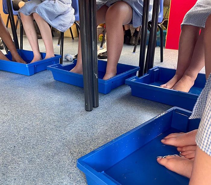 De nombreuses écoles ont trouvé de nouvelles façons de garder leurs enfants au frais pendant la canicule.