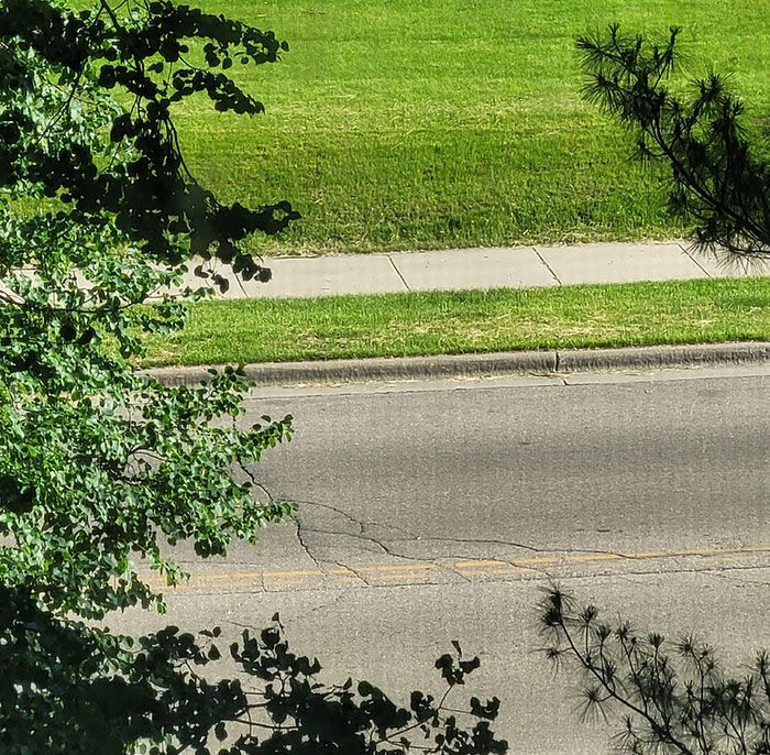 il fait tellement chaud dans le sud-est du wisconsin que la route se fendille