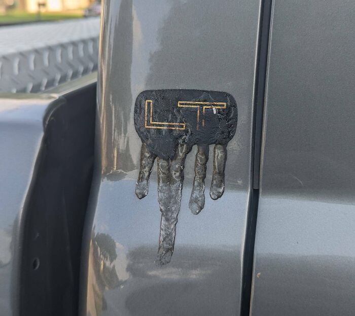 les badges de mon camion de 22 ans fondent sous le soleil du texas