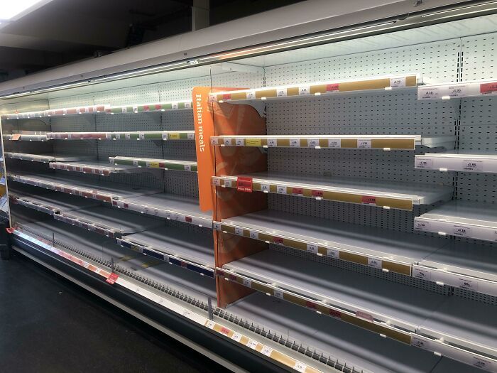 Tous les produits froids ont disparu d’un magasin de Londres, en Angleterre, en pleine canicule.