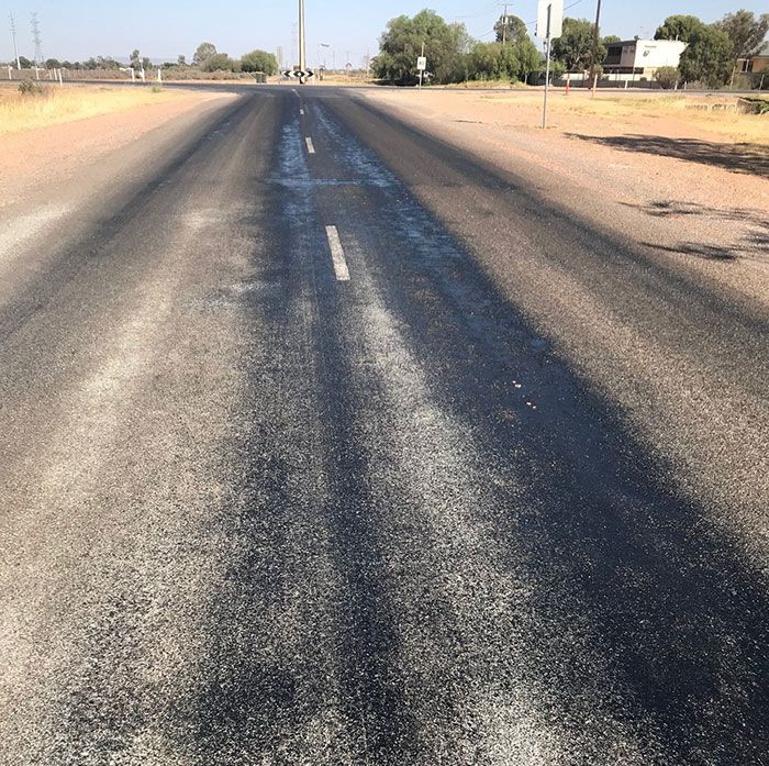 les routes de mon état sont littéralement en train de fondre. il vient d’atteindre 49,9°c (122°f). reste en sécurité en australie du sud.