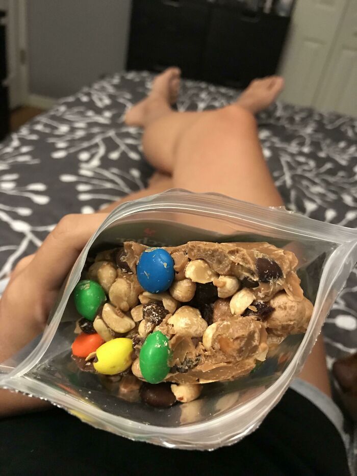 Le trail mix a fondu dans la voiture chaude, alors maintenant je dois le manger en un seul gros morceau.