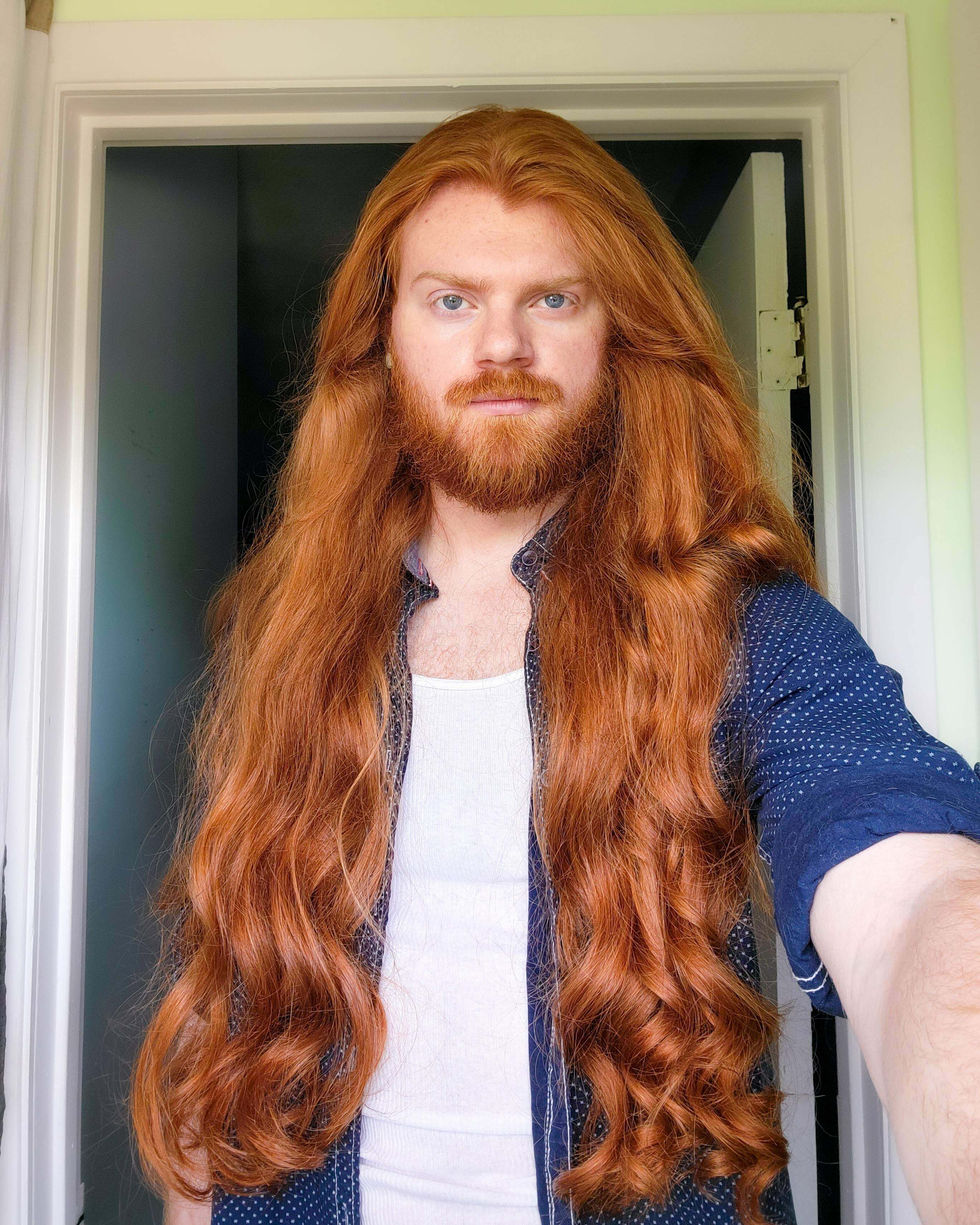 4 ans de croissance des cheveux sans aucune coupe de cheveux, pas même une taille. depuis hier, jusqu'à la dernière année de lycée (2018).